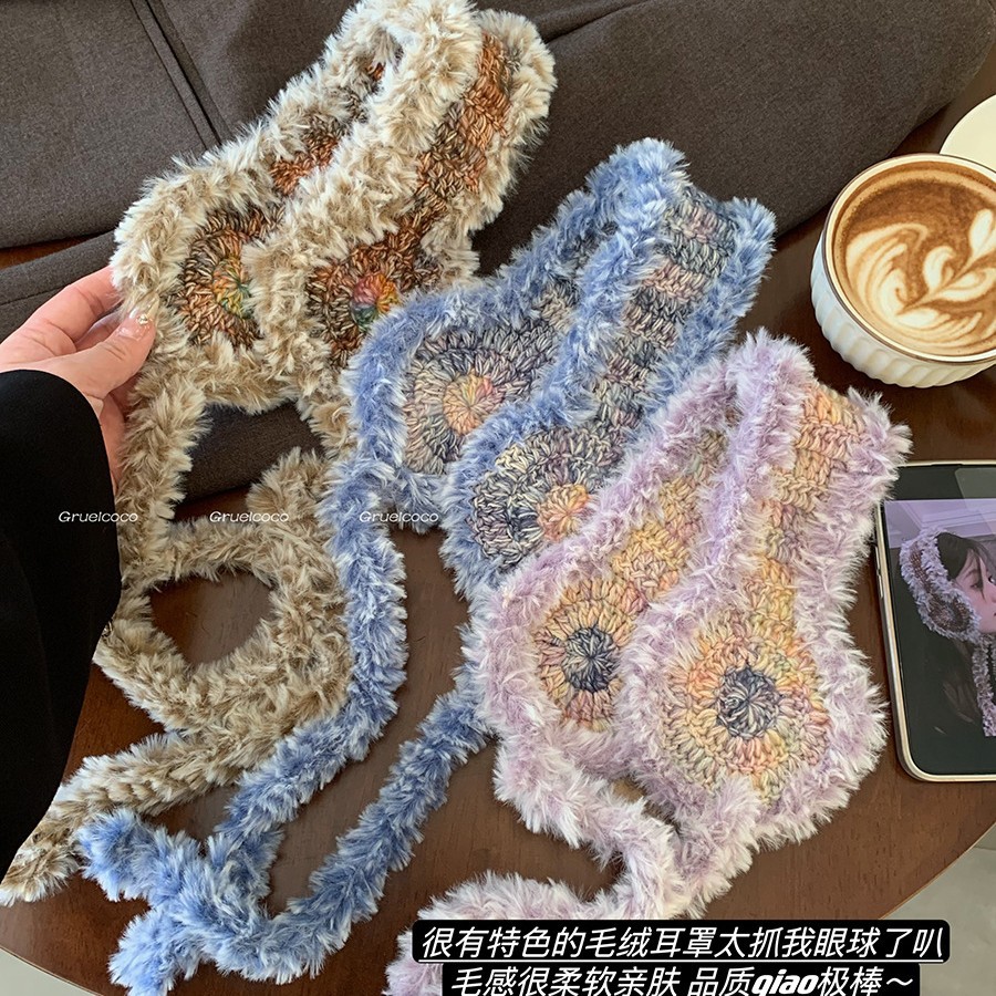 ニットの毛糸の耳カバーの女性は冬の毛がふわふわしています。耳カバーを厚くして保温しています。