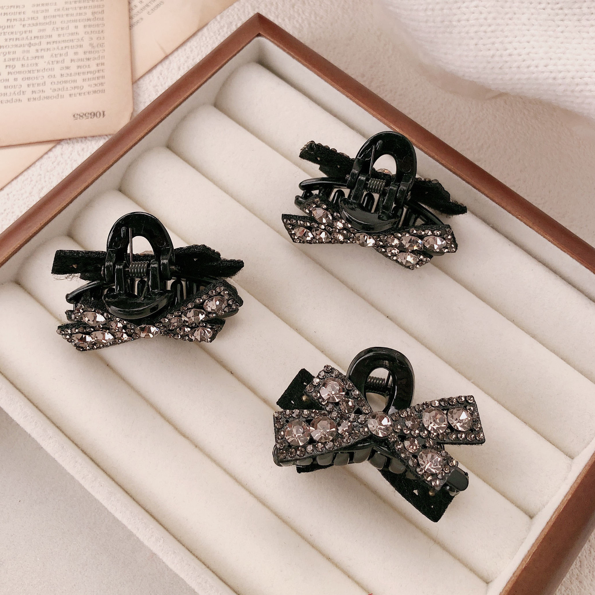 Crab pin with bow