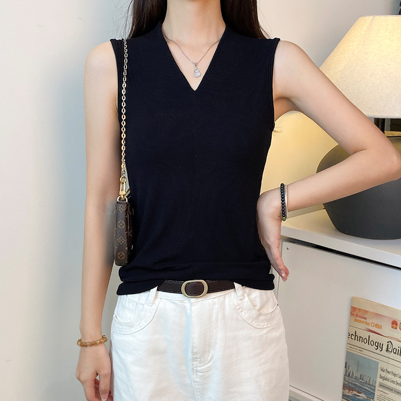 Black Ribbed Deep V-Neck Wide-Shoulder Camisole for Women, Spring/Summer Slim-Fit Undershirt That Covers Side Breasts, Trendy Outerwear Top Black Ribbed Deep V-Neck Wide-Shoulder Camisole for Women, Spring/Summer Slim-Fit Undershirt That Covers Side Breasts, Trendy Outerwear Top
