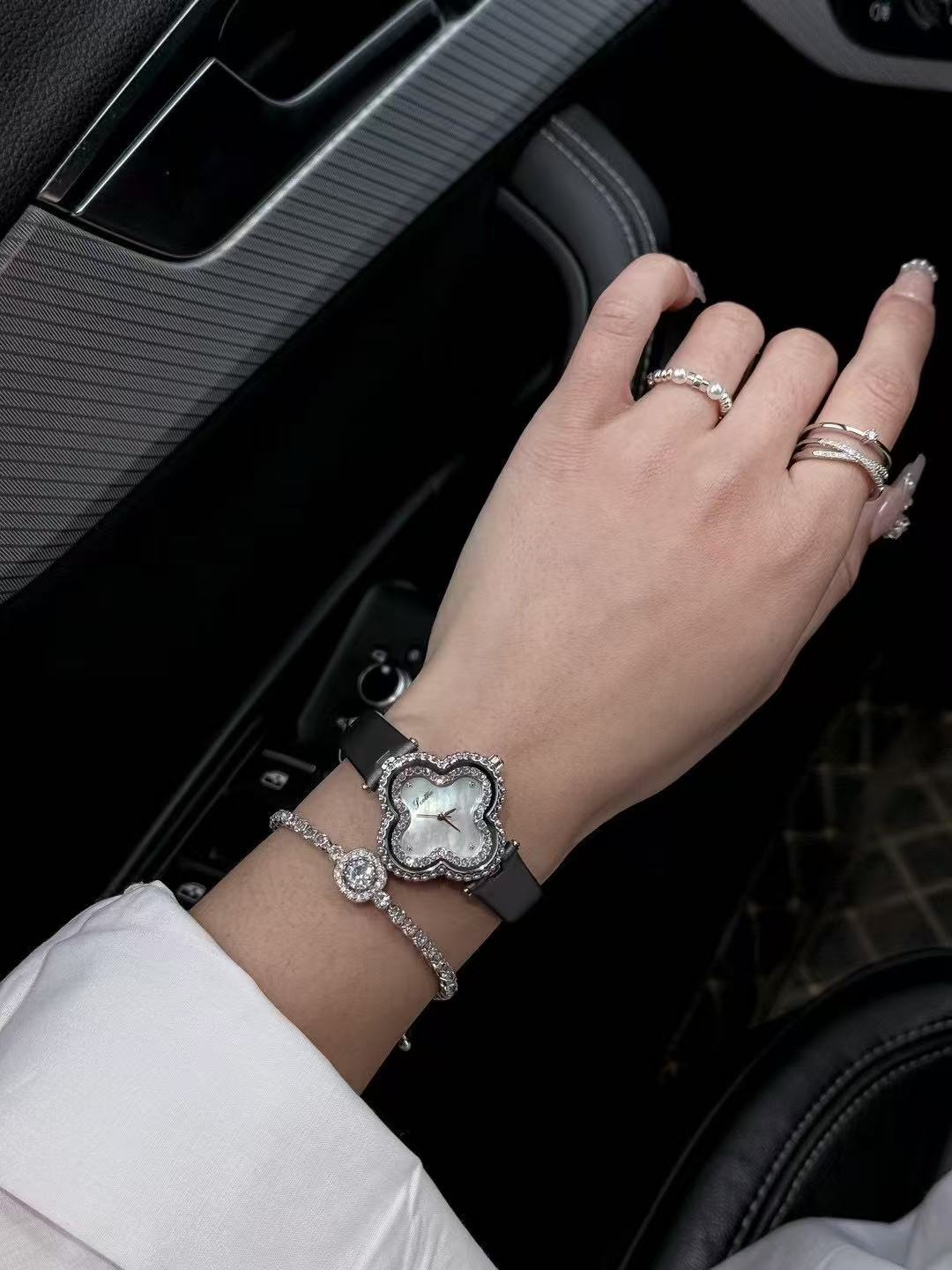 Women's Four Leaf Clover Quartz Watch With Leather Strap Shell Dial_voghion.com