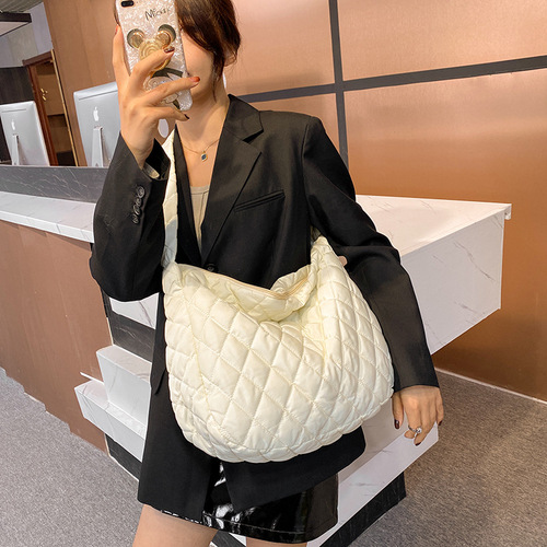 Down jacket bag women's bag  new simple solid color tote bag autumn and winter rhombus large capacity casual shoulder bag