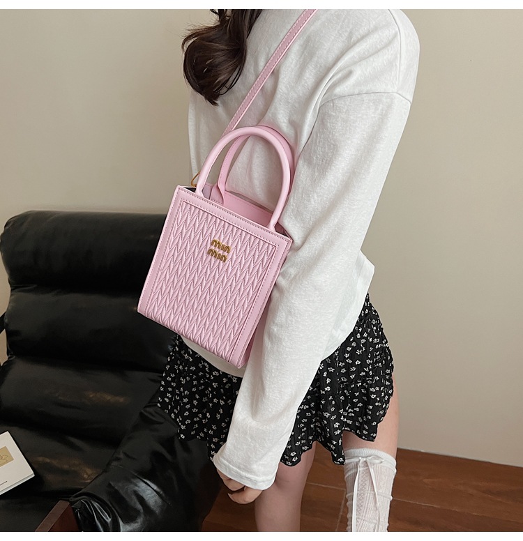 This year, the "Small Bag Women 2025" new trendy summer fashion, versatile and niche design hand-held shoulder crossbody bag is in vogue undefined