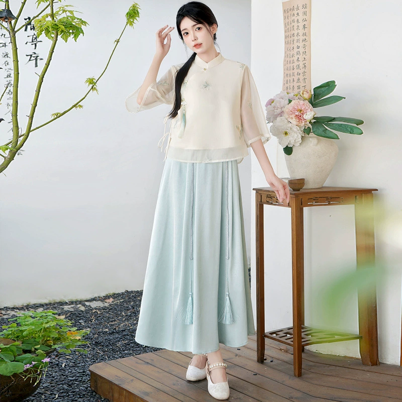 Летний костюм 2025 года в китайском стиле: топ с вышивкой бисером, пуговицами и шнуровкой, рукав три четверти, юбка с кистями.