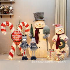 クリスマスシーンの装飾が光る雪だるまがデパートのショーウインドーを飾っているホテルのクリスマスツリーの下の美陳ヘラジカの道具