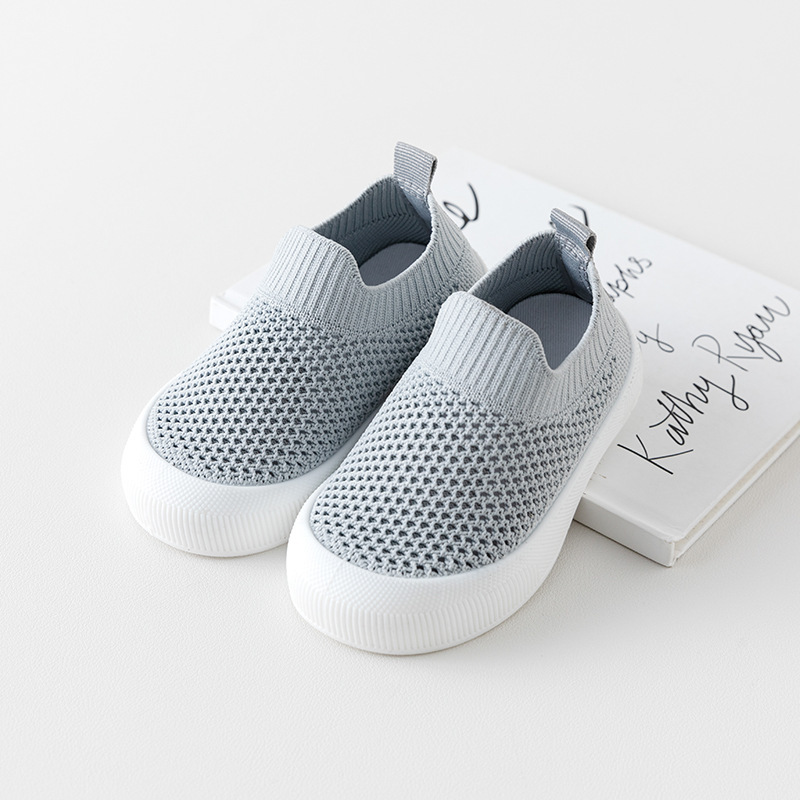 Primavera y verano zapatos de malla voladora transpirables para bebés zapatos para niños pequeños de suela blanda anticolisión para bebés zapatos casuales de azúcar para niños y niñas al por mayor