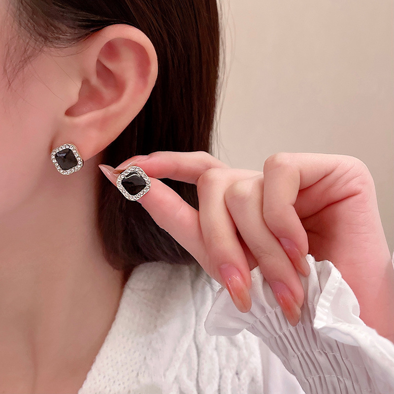 작은 사각형 귀걸이