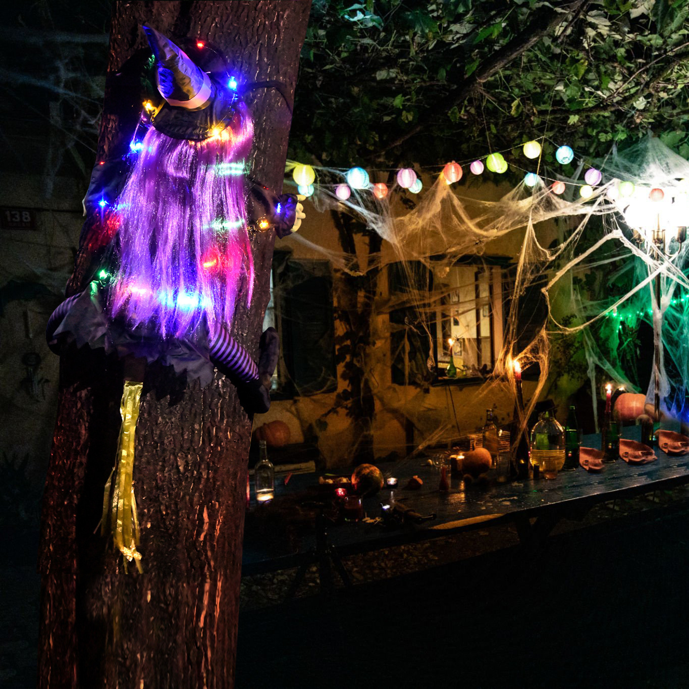 Halloween Tree Climbing Witch LED Luminous Halloween Tree Holding Witch Decoración de patio de Halloween Witch Luminous