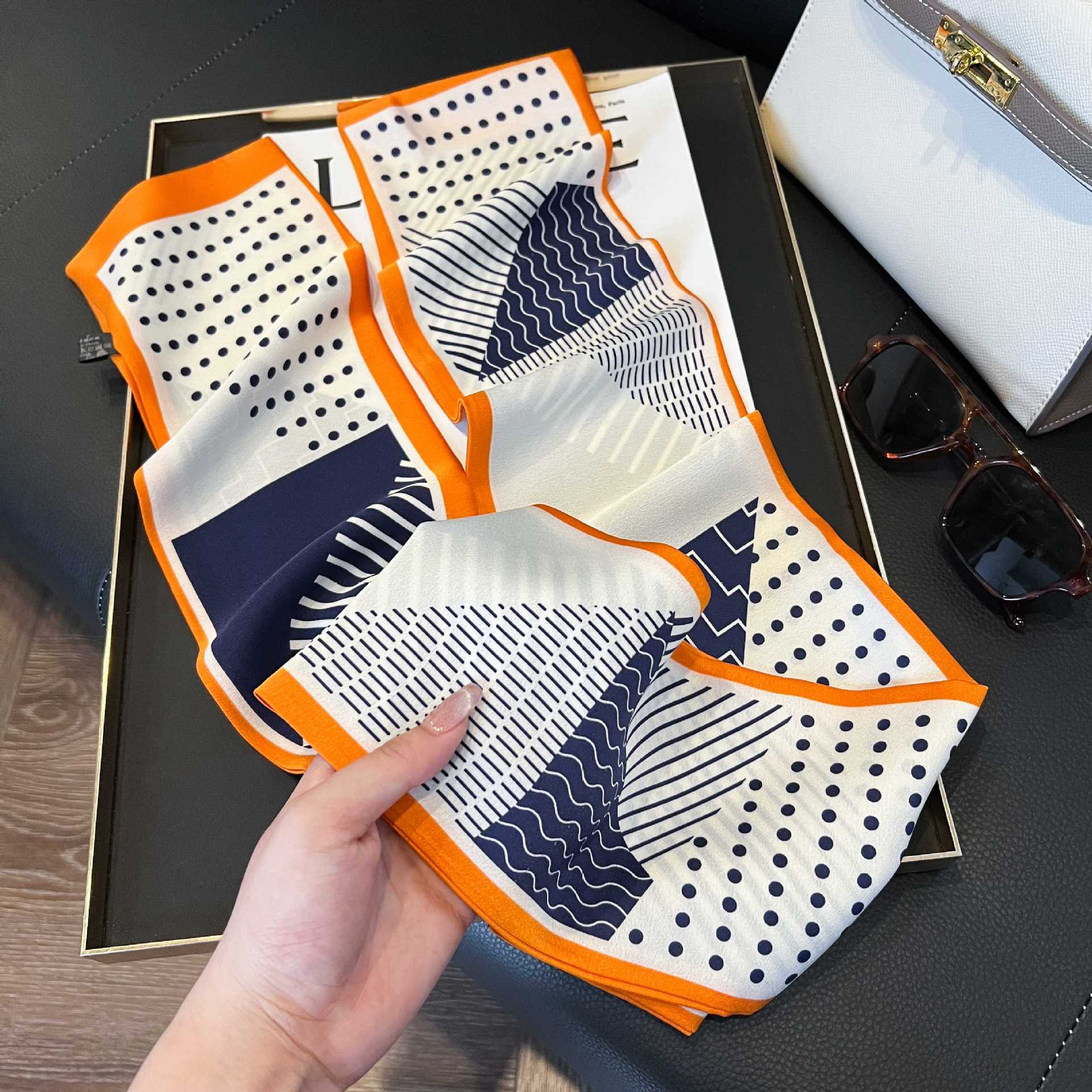 Nueva bufanda de seda pequeña banda larga estrecha para el cabello mujer estilo primavera y otoño moda madre bufanda estilo verano estilo fino serpentina bufanda al por mayor