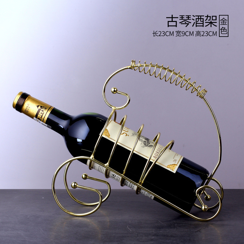 軽くて豪華な風の金色の酒の箱はワインの棚を飾ってワインの棚のワインの杯の棚を並べます。|undefined