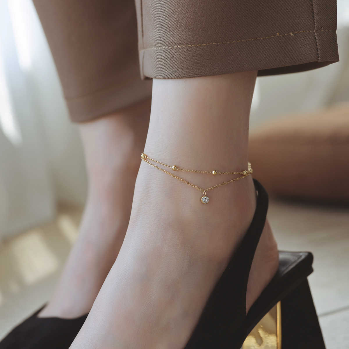 Doble capa de un solo diamante de acero de titanio pulsera femenina sensación exquisita versátil nueva moda ligera lujosa alta sensación flash pulsera de diamante pie accesorios