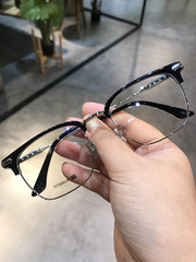 Jian Dan Ke Luo Xin eyeglass frames: Retro unisex ultra-light pure titanium design with blue-light protection and photochromic functionality for both nearsightedness and prescription-free vision.