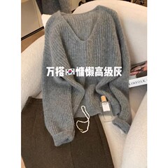柔らかいモチモチの灰色のvネックの馬海の毛のセーターの女性の秋冬の2024のゆったりしている怠惰な風の中で上着のアクリルの混紡を掛けます。