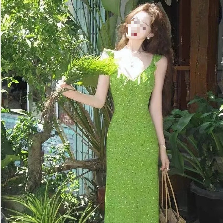 Gentle green slim-fit ruffled floral dress for women, French-style, waist-cinching, with flutter sleeves, slimming V-neck, and spaghetti straps