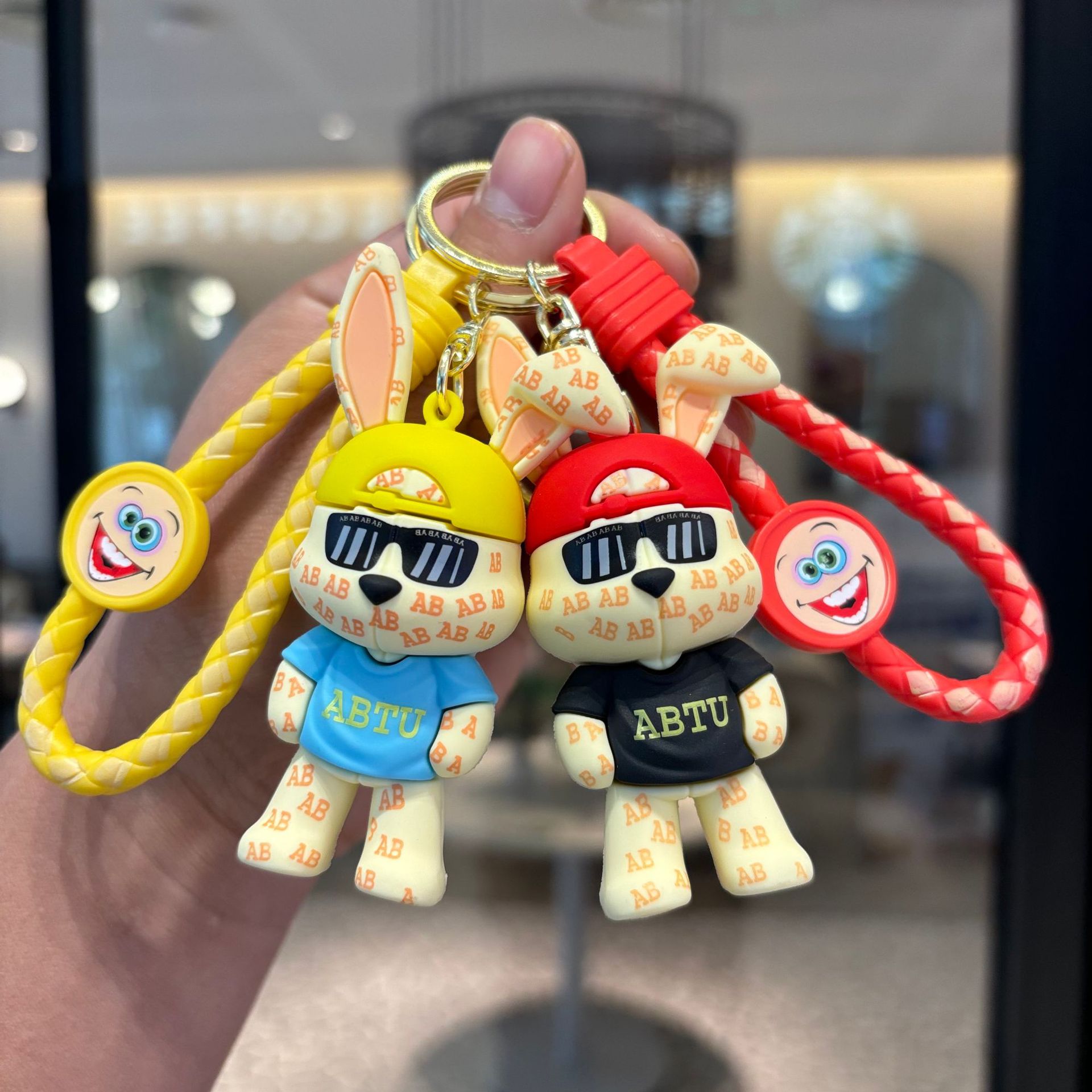 Letras transfronterizas de moda cool conejo llavero pvc muñeca colgante bolsos de pareja llavero agarrar un pequeño regalo de bebé
