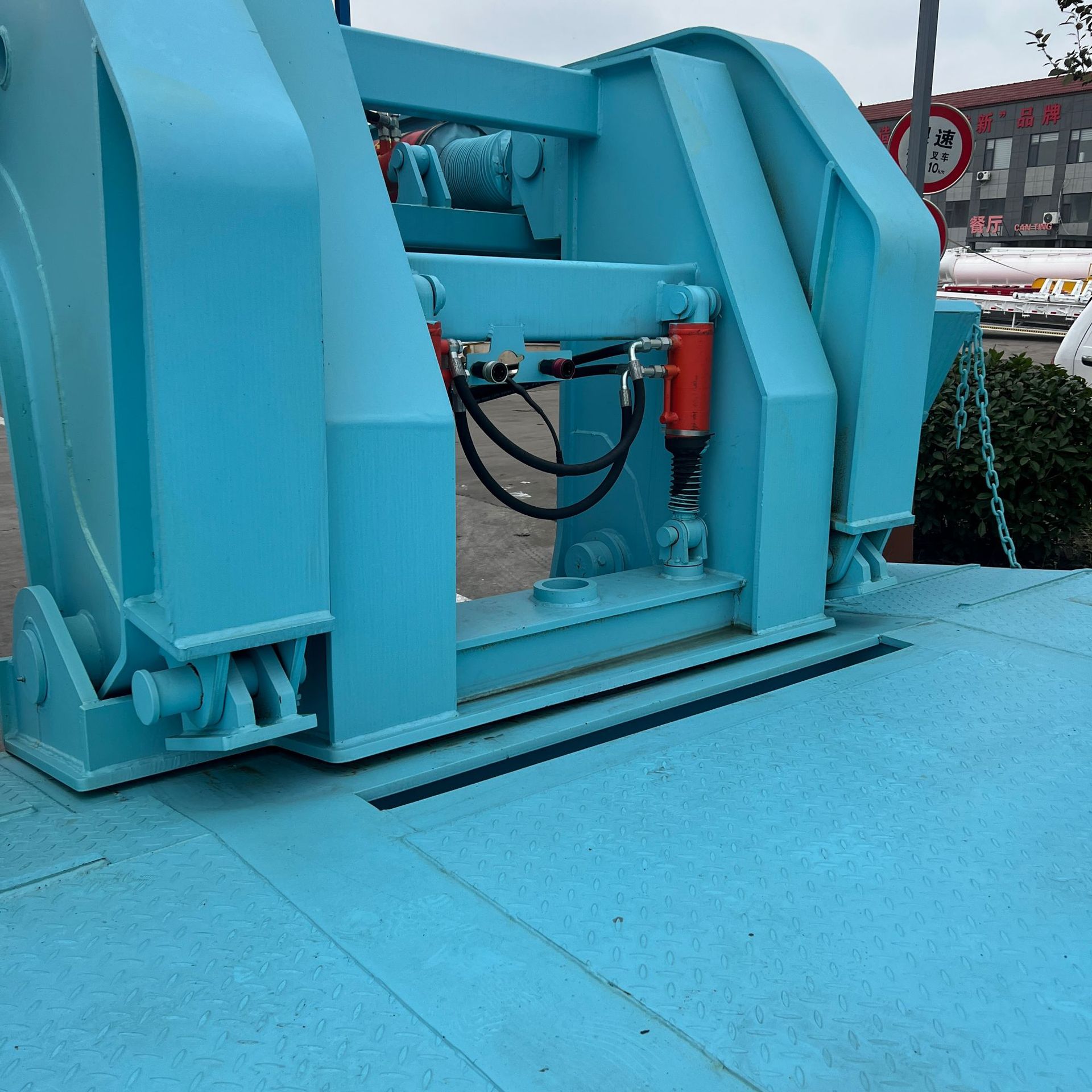 Source Manufacturer Exports 4-Axis Heavy-Duty Low-Bed Semi-Trailer Engineering Machinery Transport Trailer to South America, Central Asia and Saudi Arabia