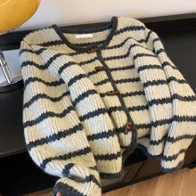 韩系撞色条纹牛角扣毛衣外套女装秋冬宽松针织开衫设计感圆领上衣