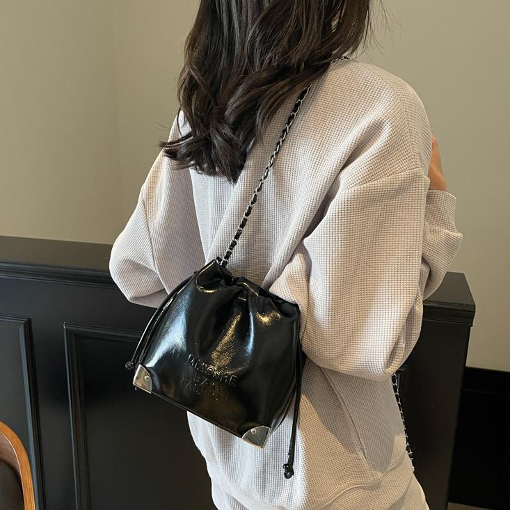 Bolso de cadena de verano popular para mujeres 2025 nuevo estilo versátil bolso de hombro de moda coreana nicho bolso de cubo