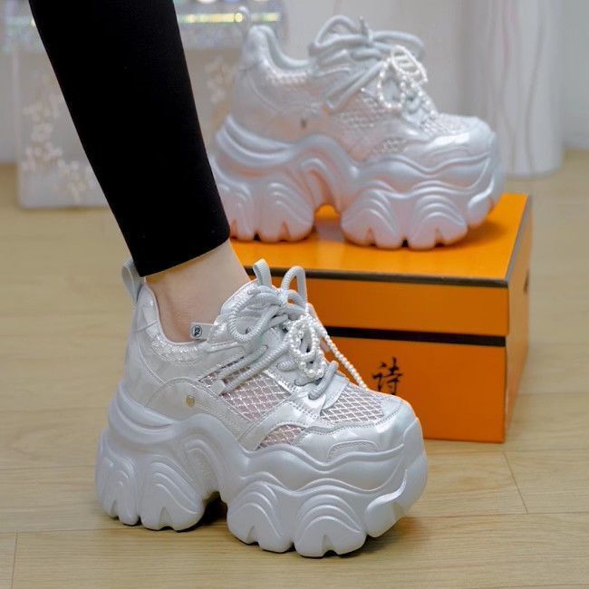 Transmisión en vivo explosiva de pies pequeños, zapatos de altura gruesa, zapatos de papá, zapatos casuales de muffin de primavera de 2025