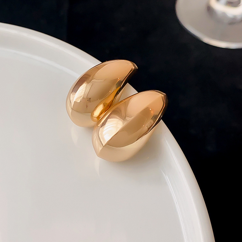 Pendientes de perlas asimétricas con cuernos de diamantes súper parpadeantes de plata Pendientes de nicho de viento frío femenino Pendientes de lujo ligero de alta calidad