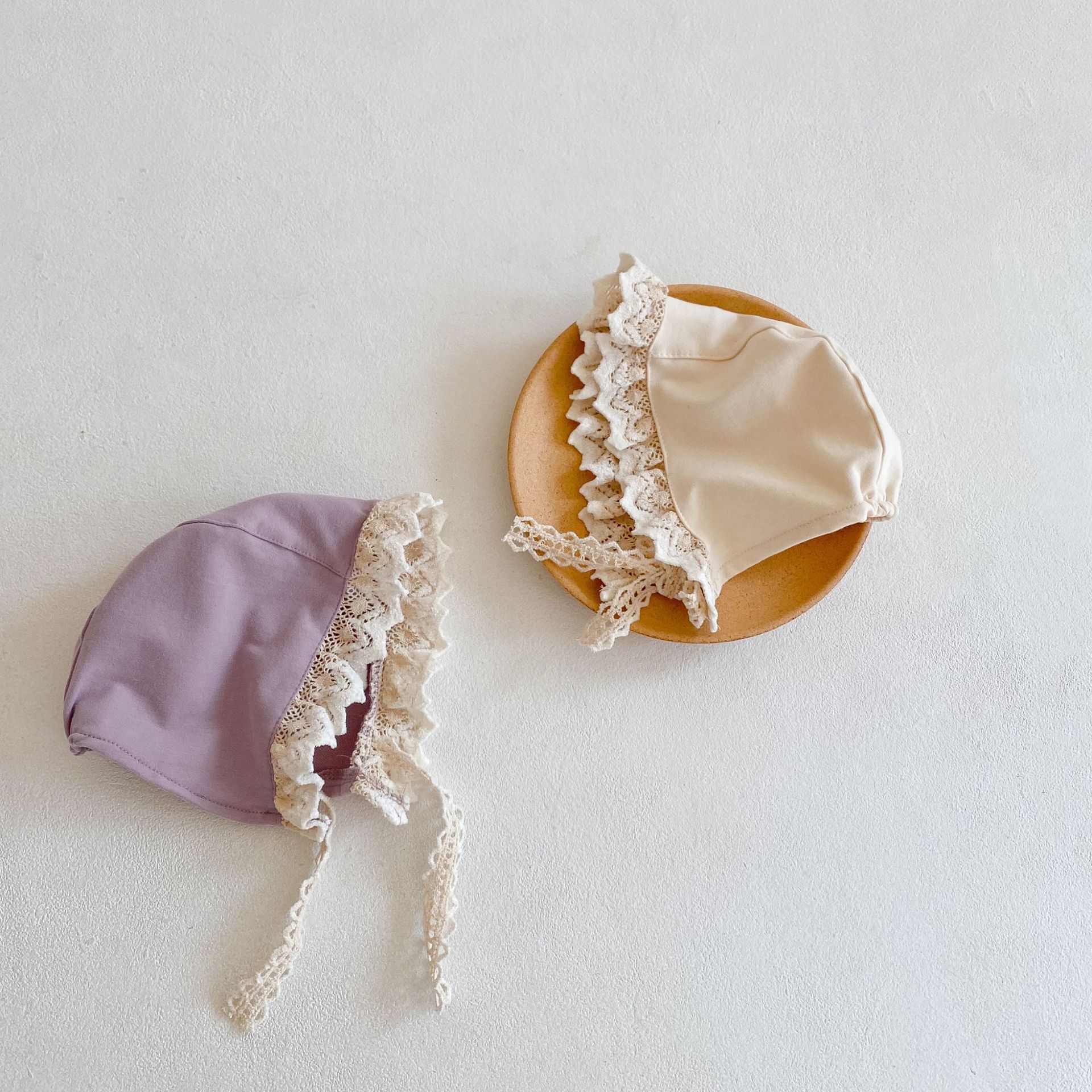 Tuta a maniche lunghe con bordo in pizzo e foglia di loto per bambina primavera 2024 Ha Yi Triangle Crawler Dress Viene fornito con_voghion.com