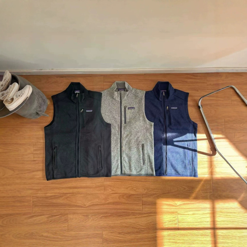 Pata Better Sweater Vest is a warm fleece vest with a stand-up collar, made of lamb fleece, suitable for workwear
