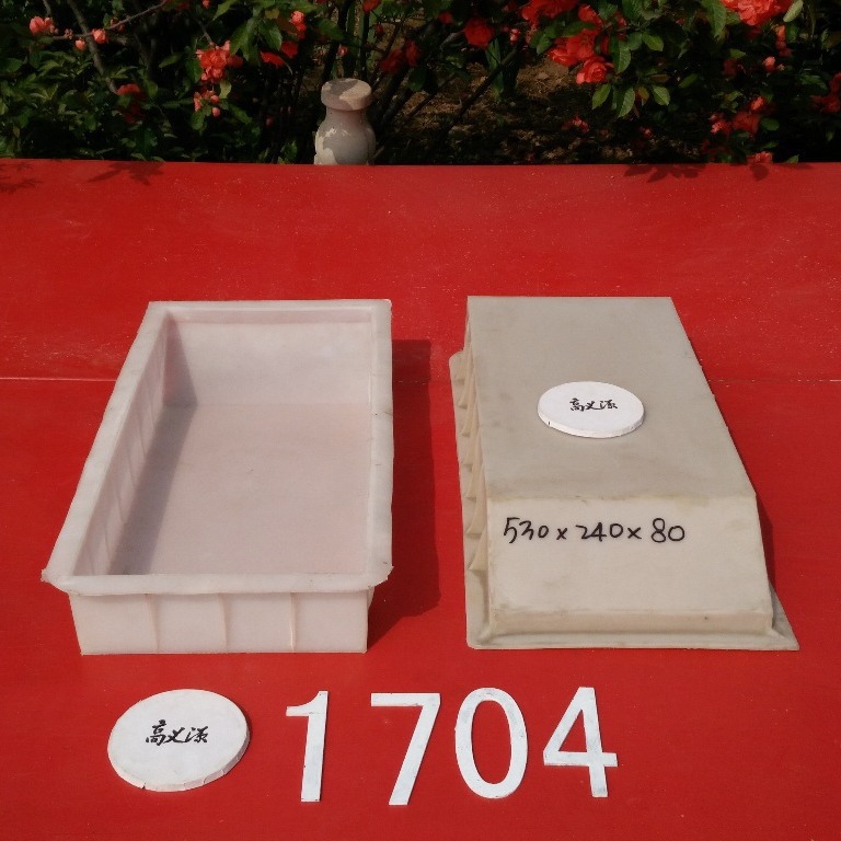 厂家提供各种型号公路档渣石及护坡钢模具