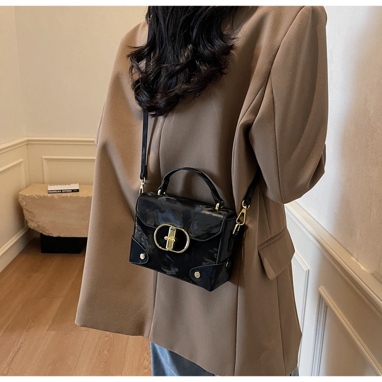 Fashionable and trendy small bag 2025 new women's bag, summer casual and simple crossbody bag, hand-held texture small square bag undefined