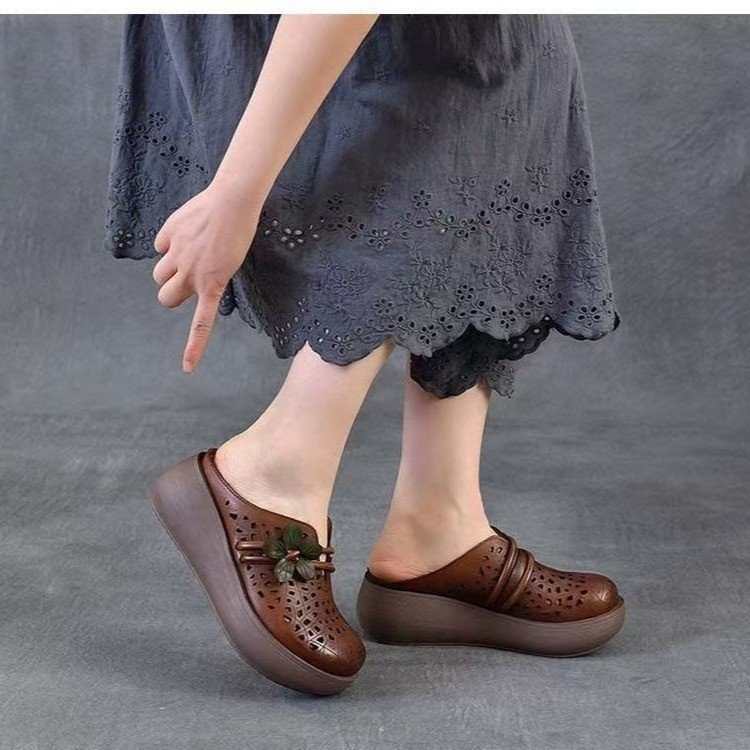 Agujero retro cuero suave mitad zapatillas mujeres 2026 nuevo fondo grueso flor exterior zapatillas de agujero de cabeza de agua húmeda image 3