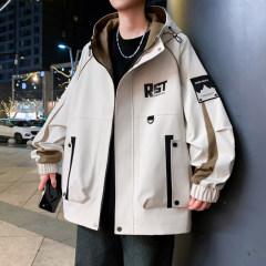 春秋コートの男性のゆったりしたファッションが格好いいです。