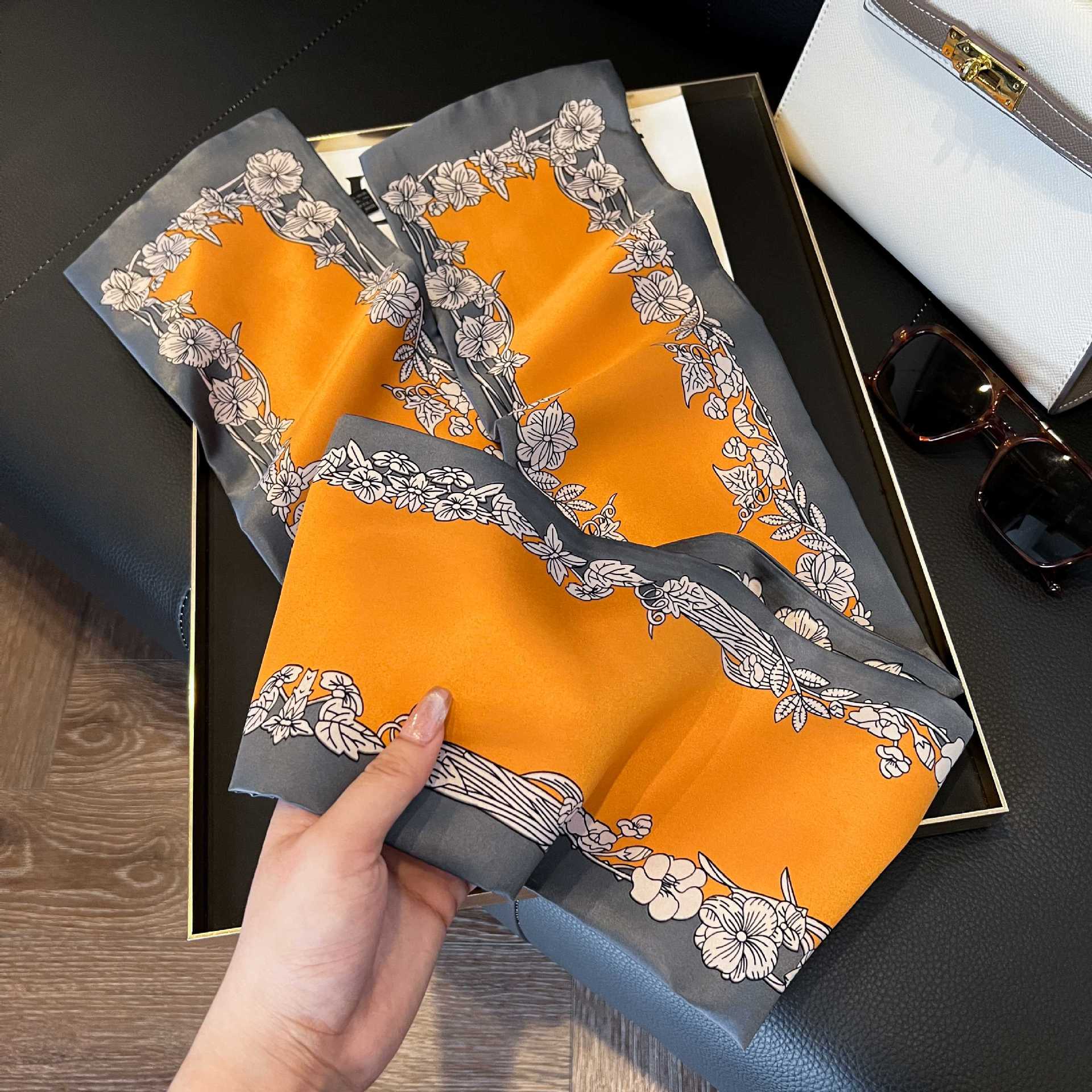 Nueva bufanda de seda pequeña banda larga estrecha para el cabello mujer estilo primavera y otoño moda madre bufanda estilo verano estilo fino serpentina bufanda al por mayor