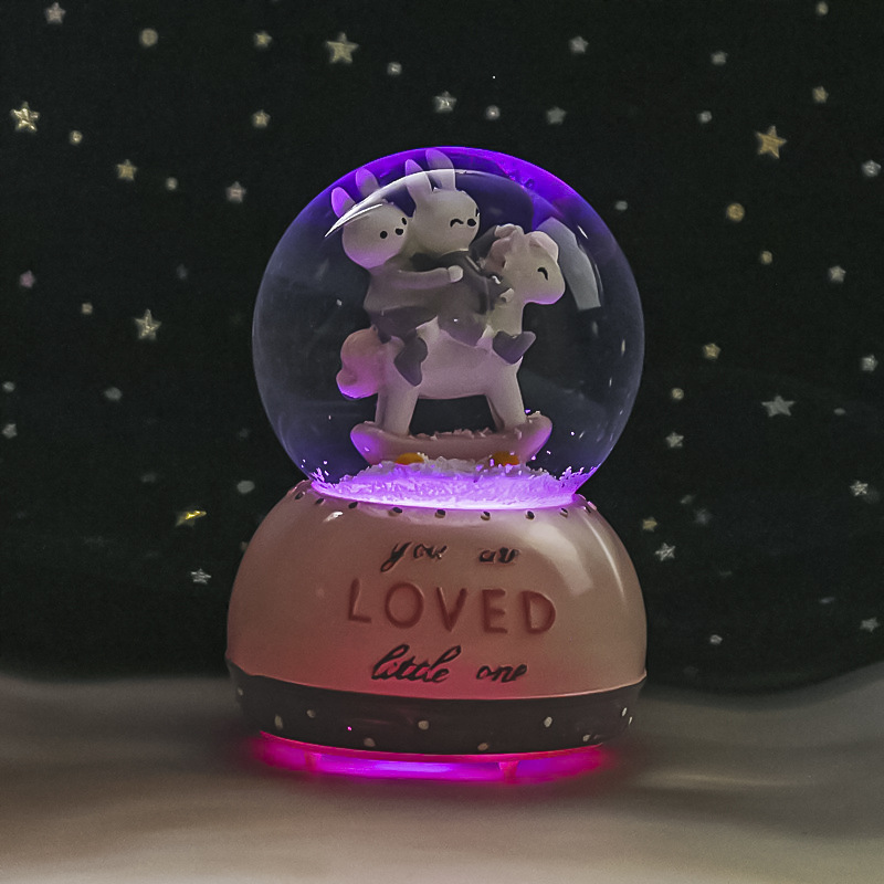 Nueva bola de cristal de mapache rosa pequeña, nieve, caja de música luminosa, luz nocturna, caja de música de regalo, artesanía de una pieza