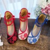 Low -heeled shoes blue and white porcelain shallow beef tendon embroidered cloth women's shoes mothers shoes and dance