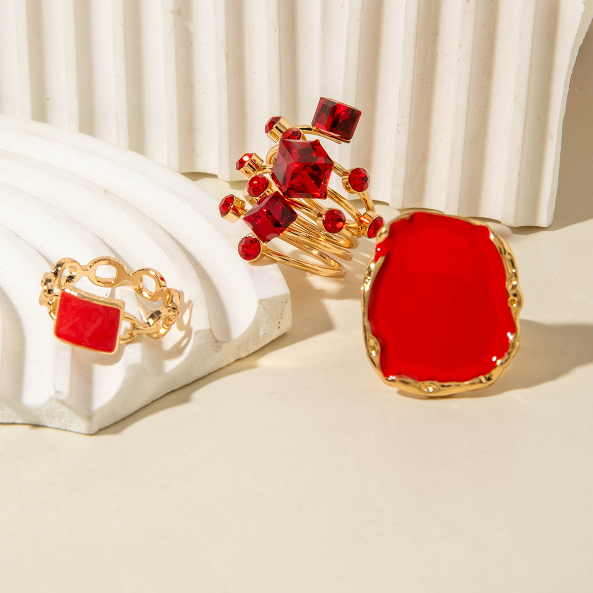 Set di anelli importanti rossi e oro, anelli impilabili in smalto e cristallo di ispirazione vintage, gioielli retrò audaci per donne, feste e regali_voghion.com