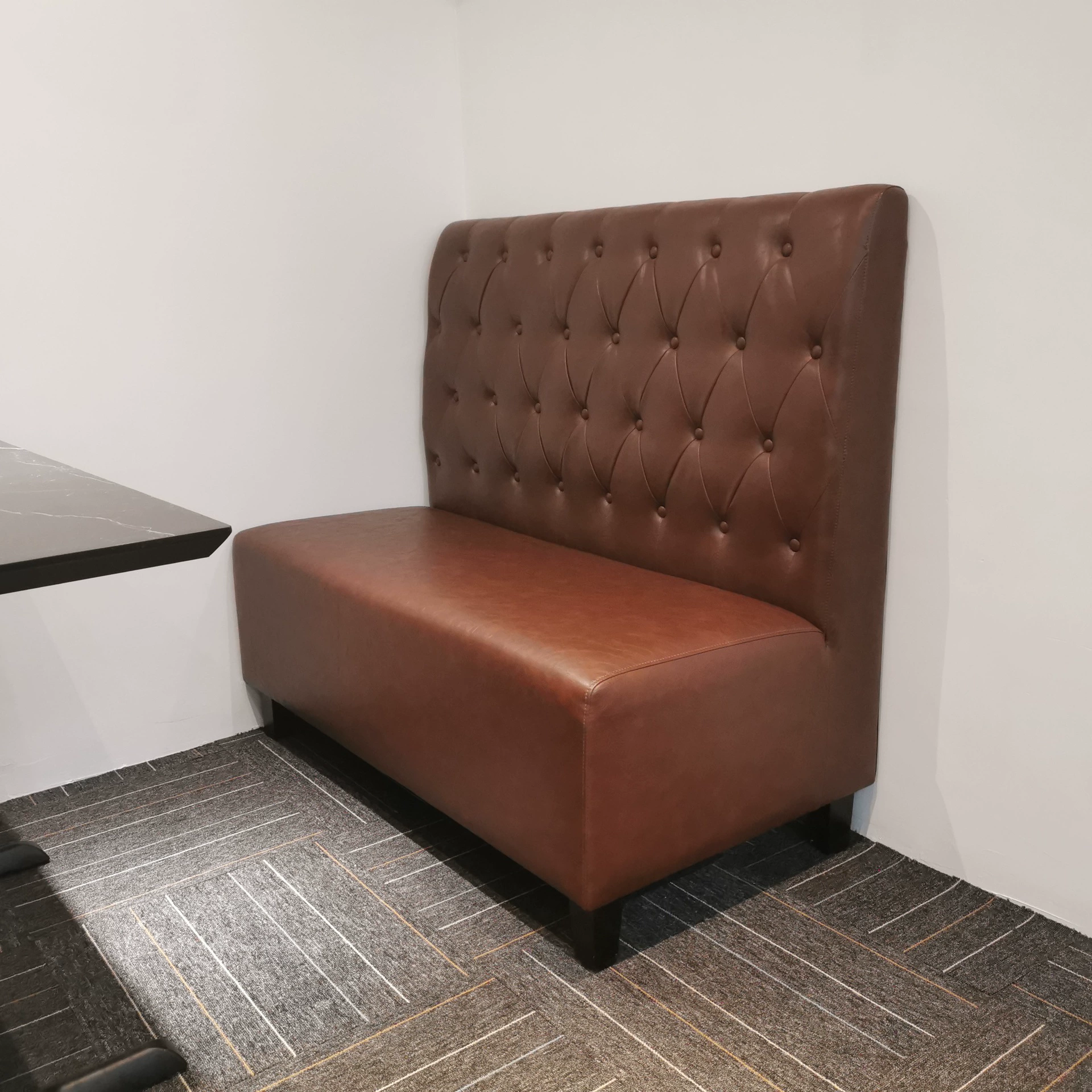 Производитель поставляет ресторанные диваны, комбинации диванов для ретро-ресторанов и кофеен, коричневые кожаные диваны с кнопками.