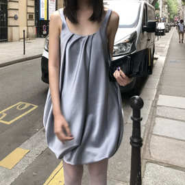 度假风u领纯色吊带背心连衣裙女夏季气质宽松休闲露背花苞短裙子