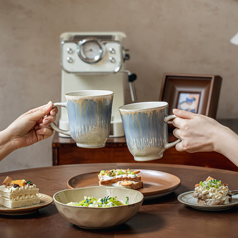 Taza súper hermosa Taza de pie alto irregular Taza de agua de oficina grande Taza de café de cerámica de exportación transfronteriza