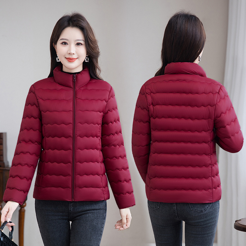 25 temperamento ligero y delgado ropa de damas gruesa 2025 invierno corto de mediana edad nuevo estilo casual abrigo de cuello ligero para mantener el calor