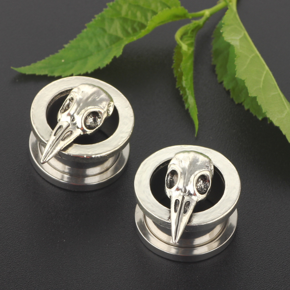 16G labret stud size and finish detail