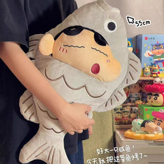 クレヨンしんちゃんのぬいぐるみぬいぐるみの小魚is小衆の机の上に物を並べて誕生日の祭りに友達を送ります。