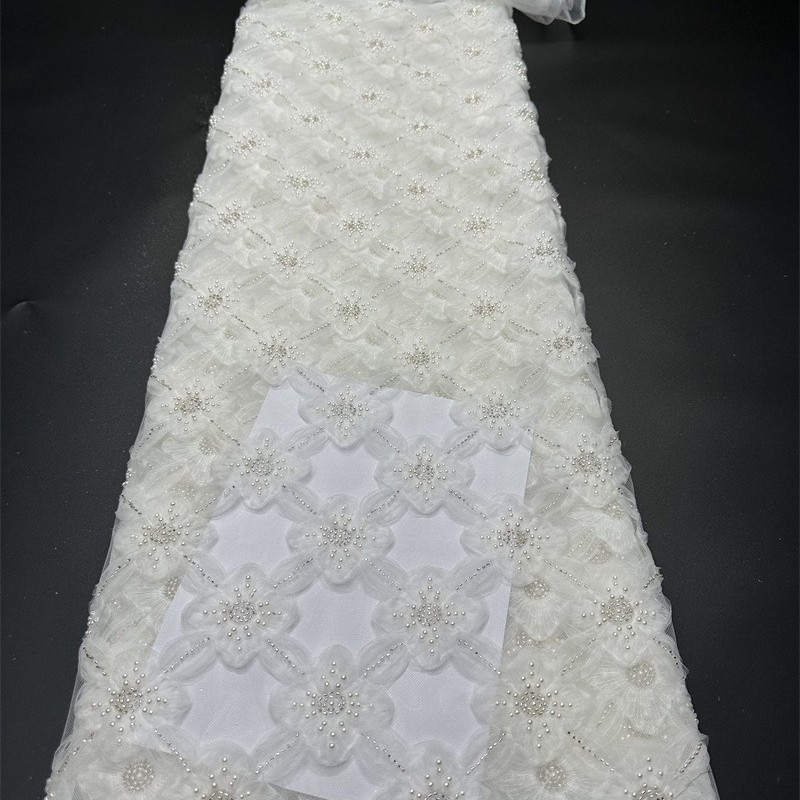 Tejido de bordado de encaje cuadrado tela de tubo de perlas vestido de boda vestido de moda tela en stock image 1