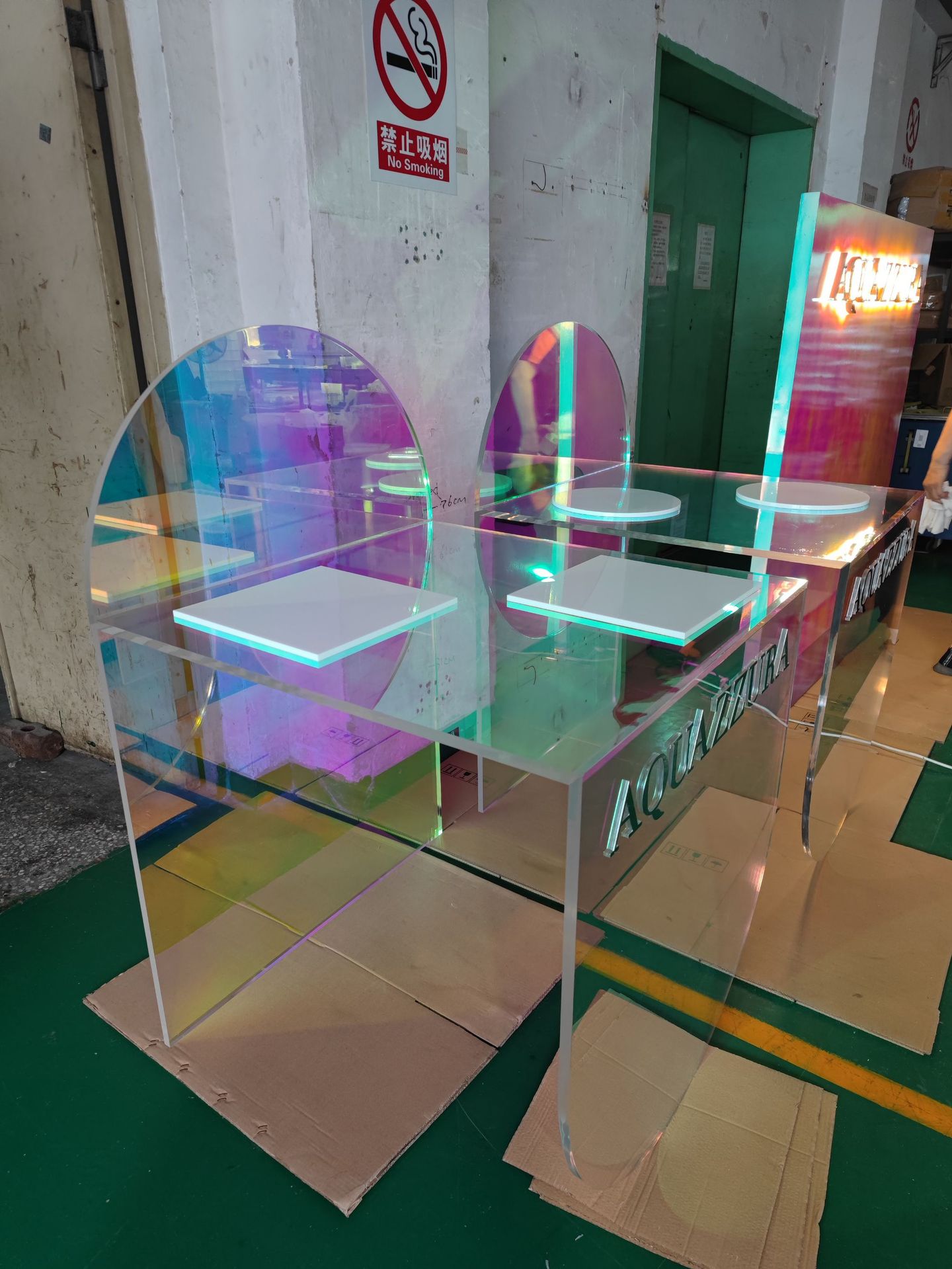 亚克力专业加工炫彩亚克力桌亚克力展台炫彩亚克力展示柜