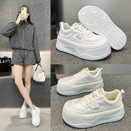 超轻加绒网红小白鞋女2026春秋新款面包鞋真皮松糕厚底小个子板鞋