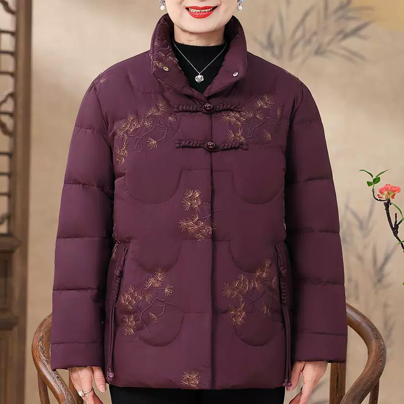 Пуховик для пожилых женщин, новая модель 2025 года, зимняя одежда для мам, пуховик из белого утиного пуха, одежда для бабушки, китайская вышитая хлопковая одежда