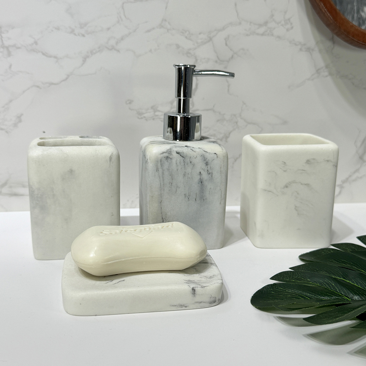 Taza de enjuague bucal de mármol Juego de baño Botella de prensa de resina Juego para el hogar Juego de cuatro piezas de almacenamiento de baño de hotel