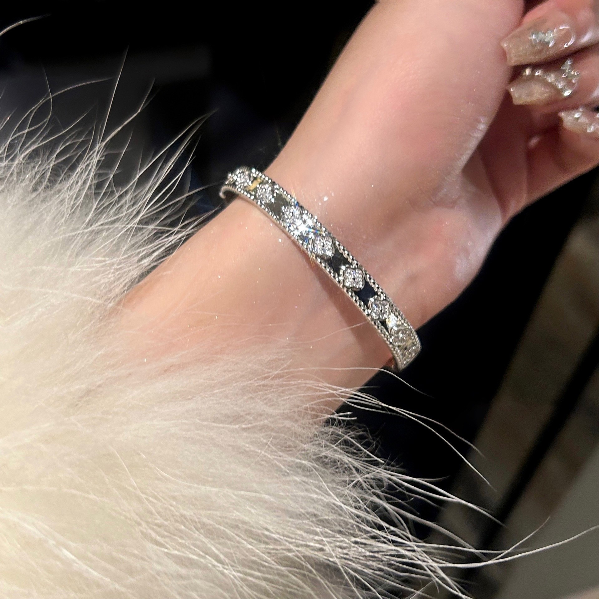 Pulsera de flores de metal transfronteriza europea y americana, nicho femenino, sentido de alta gama, pulsera simple y versátil, accesorios de joyería de lujo ligeros de moda