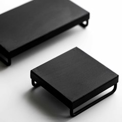 日本式の手作りの鉄製の壺はティーポットの棚の茶棚のトレーの茶道の部品の茶器を支えて博古棚を展示します。