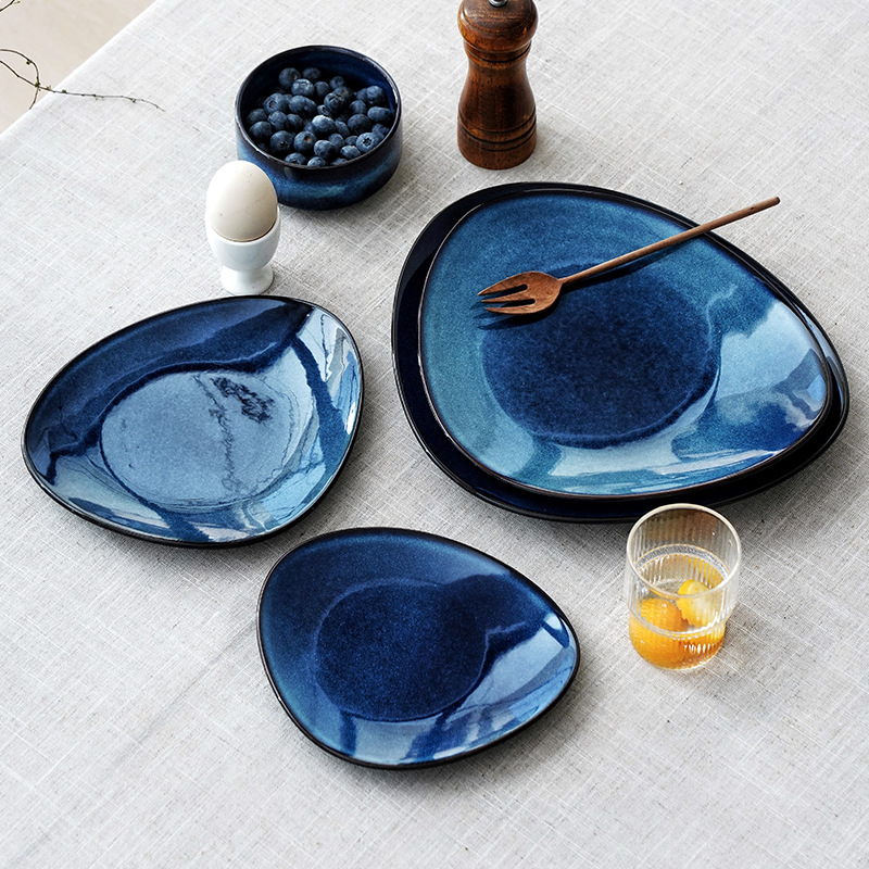 Plato de cerámica europea de color retro bajo el esmalte de platos de platos caseros de restaurantes de hotel de filete de platos triangulares grandes platos de material japonés