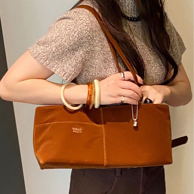 2026 New Vintage Suede Tote Bag for Women, Versatile Shoulder Bag with Bear Pendant Decoration, Large Capacity Handbag 2026 New Vintage Suede Tote Bag for Women, Versatile Shoulder Bag with Bear Pendant Decoration, Large Capacity Handbag