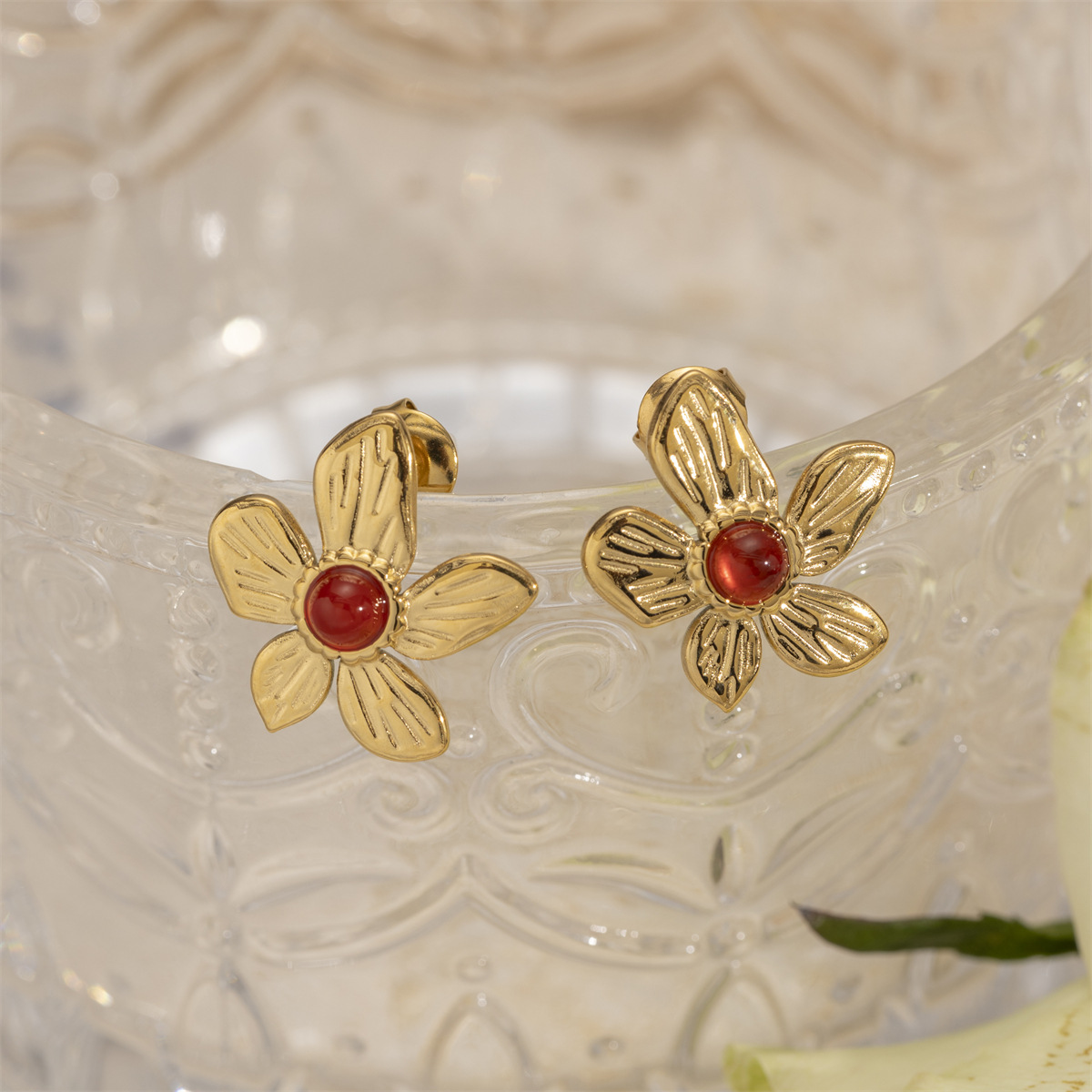 Taena Pendientes de acero de titanio europeos y americanos Sencillo de alta gama Pendientes de piedra natural de flores de moda para damas Joyería de explosión transfronteriza