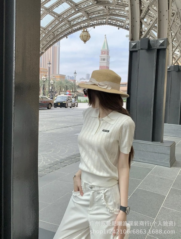 ミウ系先輩の透かし編みニット、元英風の小さなポロ襟デザイン、縦縞ジャカード半袖、アイスシルク素材で通気性があり快適です。|undefined
